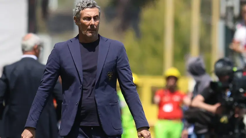 epa11319393 Lecce's head coach Luca Gotti reacts during the Italian Serie A soccer match between Cagliari Calcio and US Lecce at the Unipol Domus stadium in Cagliari, Italy, 05 May 2024. EPA/FABIO MURRU