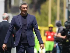 epa11319393 Lecce's head coach Luca Gotti reacts during the Italian Serie A soccer match between Cagliari Calcio and US Lecce at the Unipol Domus stadium in Cagliari, Italy, 05 May 2024. EPA/FABIO MURRU