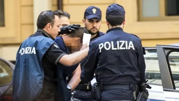 L'uomo è stato arrestato dalla polizia
