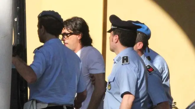 L'ex giocatore del Genoa, Omar Milanetto (C), arrestato nell'ambito dell'inchiesta sul calcioscommesse, esce dal tribunale di Cremona dopo essere stato interrogato dal gip Guido Salvini, 30 maggio 2012. ANSA / RAFFAELE RASTELLI