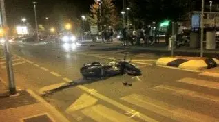 La moto di Mario Filippi sulla strada dopo lo schianto mortale.