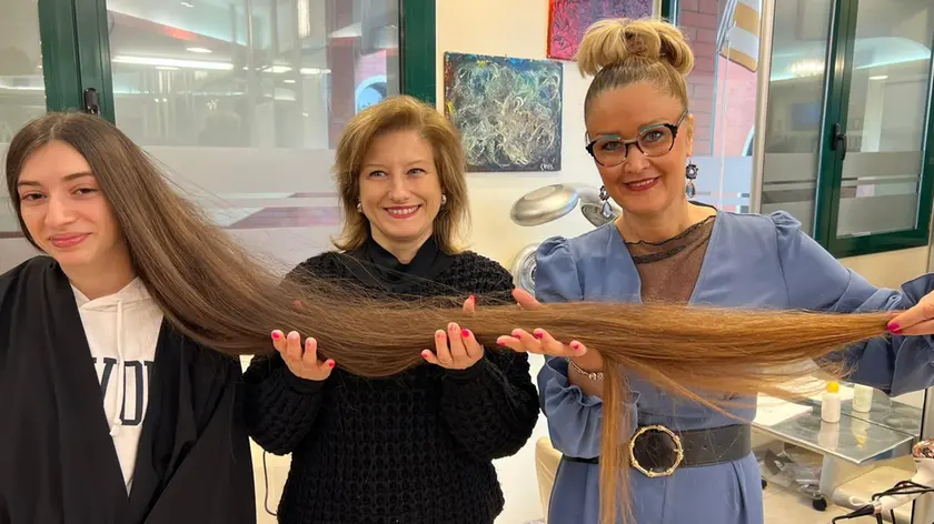 Denise Desirè prima del taglio con la mamma Laura e la parrucchiera Cristiana