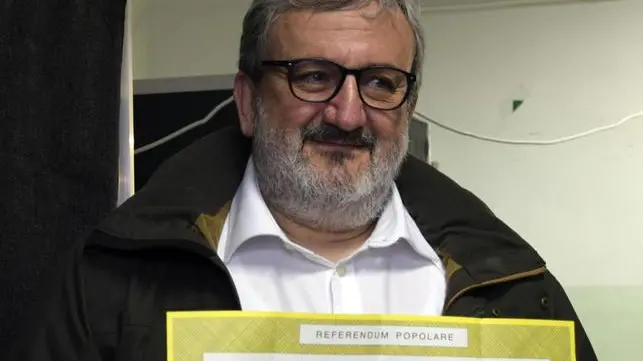 Il presidente della Regione Puglia, Michele Emiliano, durante le operazioni di voto per il referendum abrogativo sulla durata delle trivellazioni in mare, Bari, 17 aprile 2016. ANSA/VINCENZO CHIUMARULO