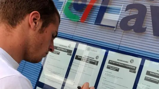 ansa - lavoro - Un ragazzo davanti a una agenzia interinale, in una foto del 31 maggio 2010. Sarà un autunno nero per l'occupazione: anche se l'emorragia dei posti di lavoro registra un rallentamento, il saldo a fine 2011 per le imprese con almeno un dipendente (circa 1,5 milioni) mostra ancora il segno meno: 88mila i posti in uscita - dice Unioncamere - pari a un calo dell'occupazione dipendente dello 0,7%. Più a rischio il lavoro nelle piccole e medie imprese e, a livello geografico, è il Sud a mostrare un deciso affanno. Nel 2010 il saldo negativo era stato di 178mila unità, -1,5%. Peggio ancora era andata nel 2009, anno clou della crisi: 213.000 i posti bruciati, pari a -1,9%. ANSA/ FRANCO SILVI