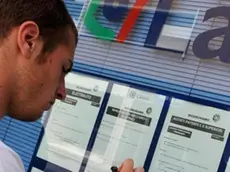 ansa - lavoro - Un ragazzo davanti a una agenzia interinale, in una foto del 31 maggio 2010. Sarà un autunno nero per l'occupazione: anche se l'emorragia dei posti di lavoro registra un rallentamento, il saldo a fine 2011 per le imprese con almeno un dipendente (circa 1,5 milioni) mostra ancora il segno meno: 88mila i posti in uscita - dice Unioncamere - pari a un calo dell'occupazione dipendente dello 0,7%. Più a rischio il lavoro nelle piccole e medie imprese e, a livello geografico, è il Sud a mostrare un deciso affanno. Nel 2010 il saldo negativo era stato di 178mila unità, -1,5%. Peggio ancora era andata nel 2009, anno clou della crisi: 213.000 i posti bruciati, pari a -1,9%. ANSA/ FRANCO SILVI