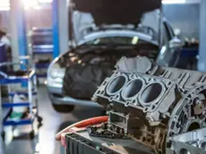Un’officina meccanica tra le attività più colpite dalle lettere