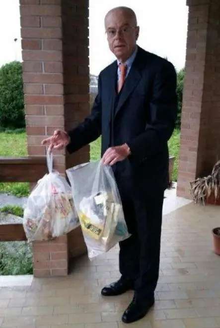 Nicola Mazzonetto con la spazzatura lasciata dagli "ospiti"