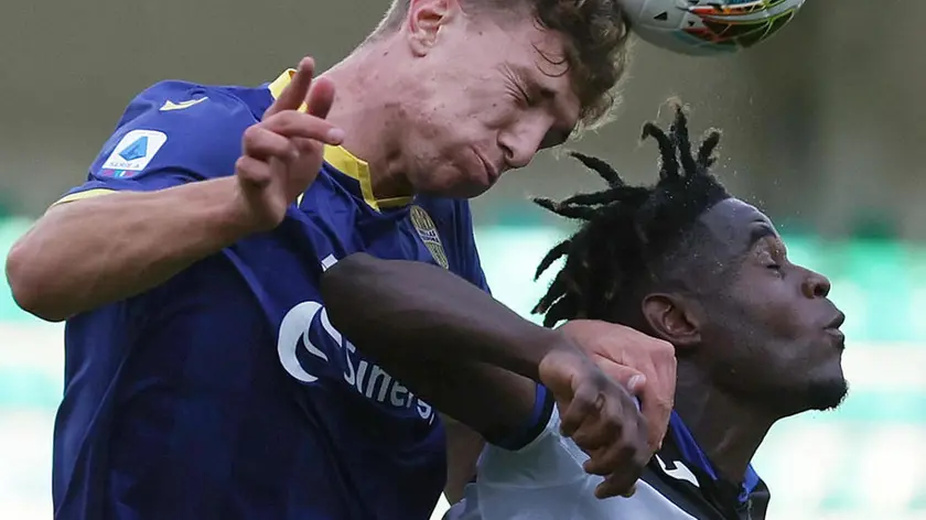 Hellas Verona's Matteo Lovato and Atalanta's Duvan Zapata(R) in action during the Italian Serie A soccer match Hellas Verona FC vs Atalanta BC at Bentegodi stadium in Verona, Italy, 18 July 2020. ANSA/SIMONE VENEZIA