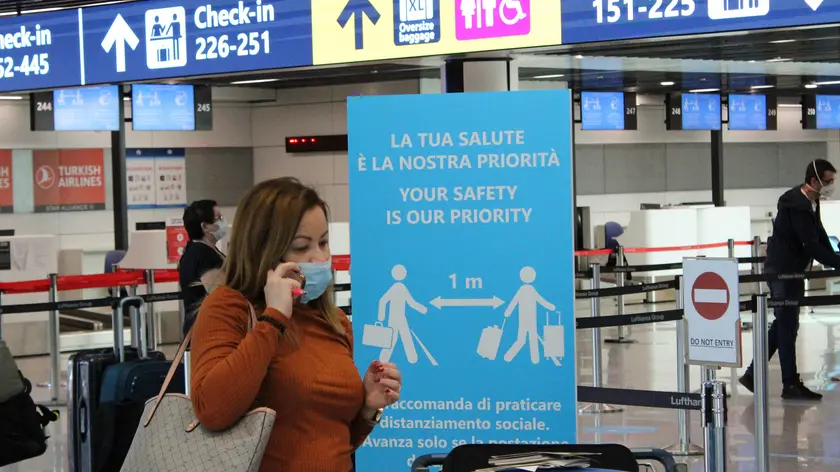Misure ed avvisi di distanziamento alle partenze dell'aeroporto di Fiumicino, 21 maggio 2020. ANSA/TELENEWS
