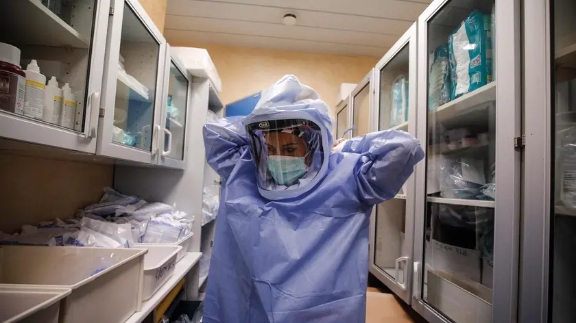 epaselect epa08355897 A medical workers puts on Personal Protective Equipment (PPE) before starting to work in the intensive care unit (ICU) for patients infected with the coronavirus disease (COVID-19) at the Policlinico di Tor Vergata hospital, in Rome, Italy, 10 April 2020. EPA-EFE/GIUSEPPE LAMI