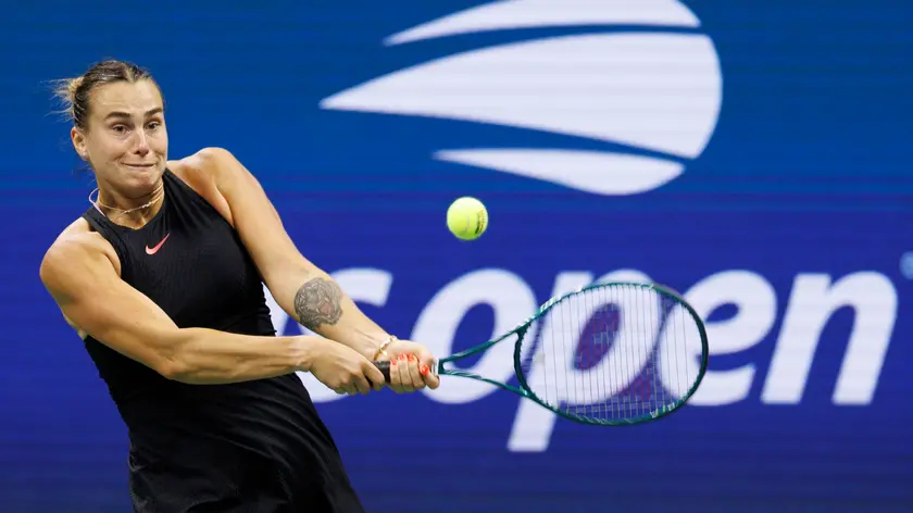 epa11588534 Aryna Sabalenka of Belarus returns the ball to Emma Navarro of the USA during their semifinals match of the US Open Tennis Championships at the USTA Billie Jean King National Tennis Center in Flushing Meadows, New York, USA, 05 September 2024. The US Open tournament runs from 26 August through 08 September. EPA/CJ GUNTHER