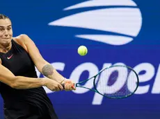 epa11588534 Aryna Sabalenka of Belarus returns the ball to Emma Navarro of the USA during their semifinals match of the US Open Tennis Championships at the USTA Billie Jean King National Tennis Center in Flushing Meadows, New York, USA, 05 September 2024. The US Open tournament runs from 26 August through 08 September. EPA/CJ GUNTHER