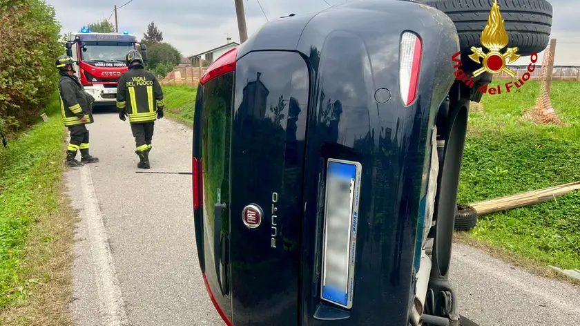 L'auto capovolta a Polverara