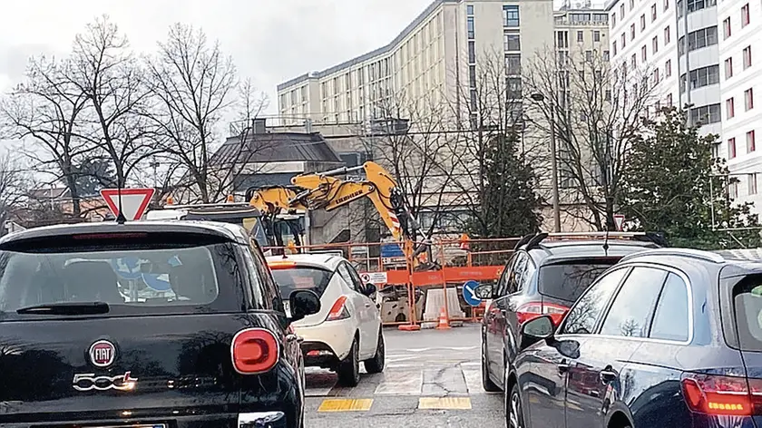Le code per il cantiere in via Giustiniani (foto Nicola Fossella/Agenzia Bianchi)
