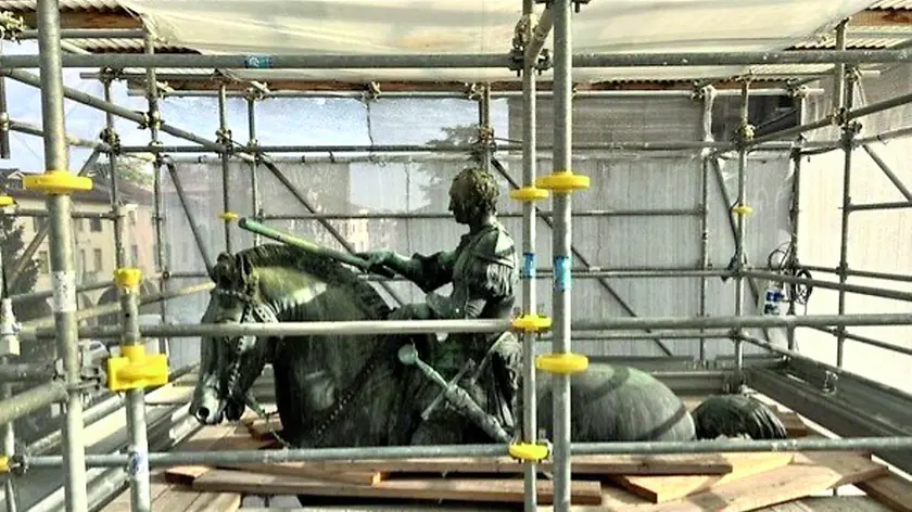 La statua del Gattamelata tra le impalcature