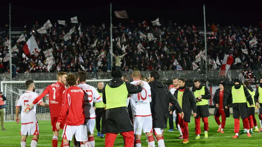 L'esultanza dei biancoscudati per la vittoria nel derby a Venezia