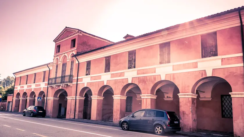 Tribano (PD), 21 giugno 2019. Vedute di Tribano per articolo di Jori. Nella foto: palazzo Selvatico Estense, con i portici, in via Roma.