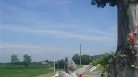 DECAPITATA La statua lasciata senza testa ai piedi della Madonna