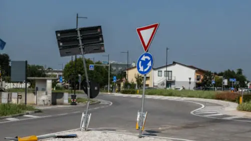 SALZANO VEDUTE ROTONDA VIA ROMA DOVE STEFANO ESPOSITO HA PERSO LA VITA IN UN INCIDENTE IN MOTO