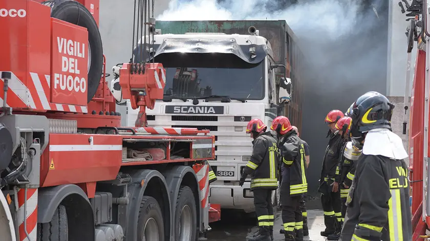 BELLUCO - FOTOPIRAN - VIGONOVO - SMASSAMENTO INCENDIO DITTA DE ZUANI