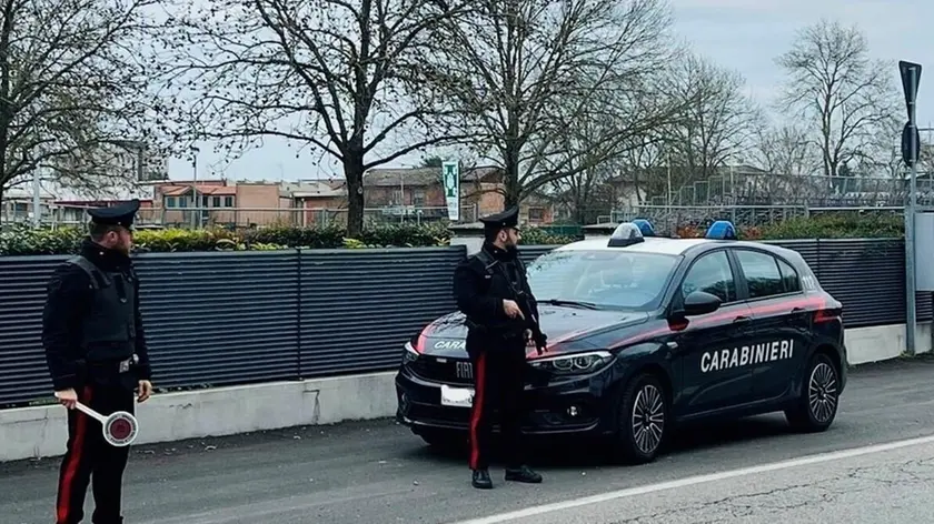 Sfonda i finestrini delle auto per rubare: arrestato in via Del Pescarotto