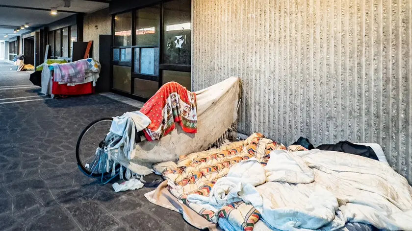 La tendopoli sotto i portici di piazza Salvemini