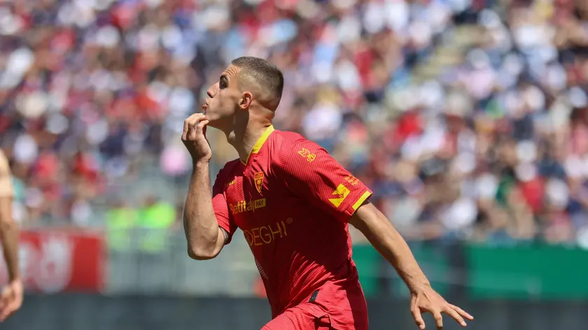 epa11319530 Lecce's Nikola Krstovic celebrates after scoring the 1-1 goal during the Italian Serie A soccer match between Cagliari Calcio and US Lecce at the Unipol Domus stadium in Cagliari, Italy, 05 May 2024. EPA/FABIO MURRU