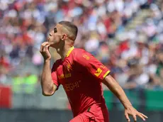 epa11319530 Lecce's Nikola Krstovic celebrates after scoring the 1-1 goal during the Italian Serie A soccer match between Cagliari Calcio and US Lecce at the Unipol Domus stadium in Cagliari, Italy, 05 May 2024. EPA/FABIO MURRU