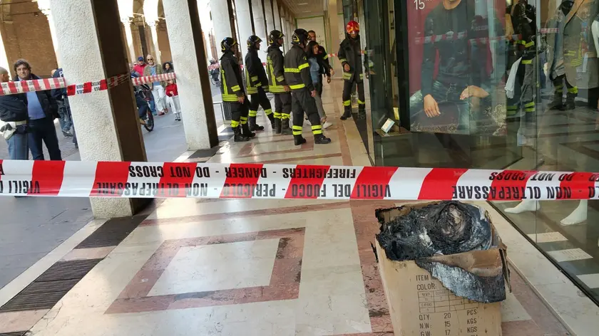 Incendio in via Roma (foto Bianchi)
