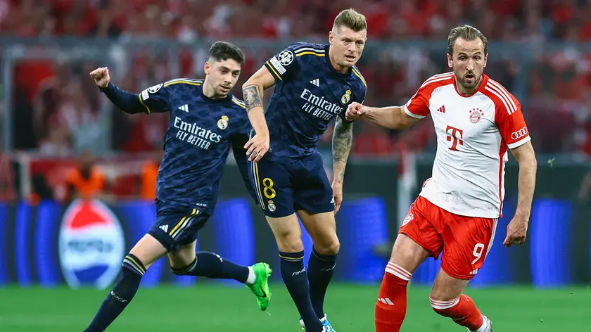 epa11310915 Real Madrid's Federico Valverde (L) and Real Madrid's Toni Kroos (C) in action against Munich's Harry Kane (R) during the UEFA Champions League semi final, 1st leg match between Bayern Munich and Real Madrid in Munich, Germany, 30 April 2024. EPA/FILIP SINGER