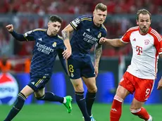 epa11310915 Real Madrid's Federico Valverde (L) and Real Madrid's Toni Kroos (C) in action against Munich's Harry Kane (R) during the UEFA Champions League semi final, 1st leg match between Bayern Munich and Real Madrid in Munich, Germany, 30 April 2024. EPA/FILIP SINGER