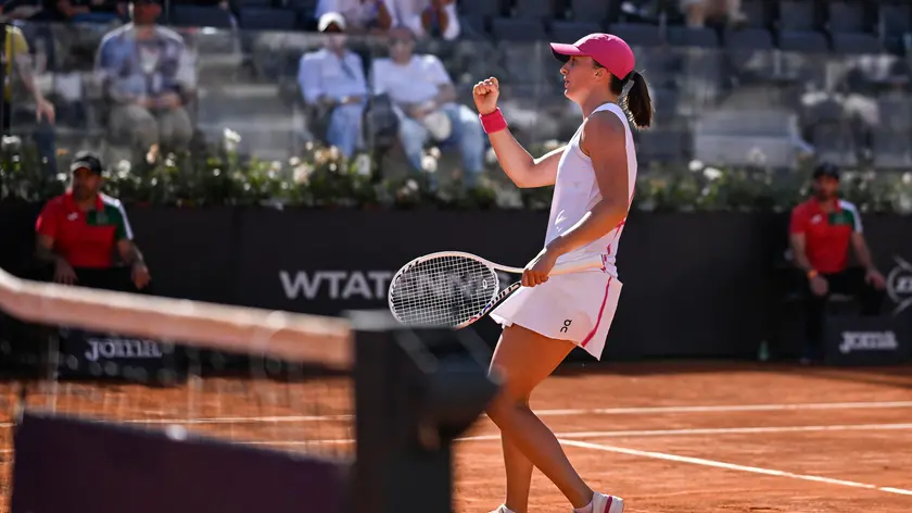 epa11345382 Iga Swiatek of Poland celebrates a point during her women's semi final match against Coco Gauff of USA at the Italian Open tennis tournament in Rome, Italy, 16 May 2024. EPA/ALESSANDRO DI MEO