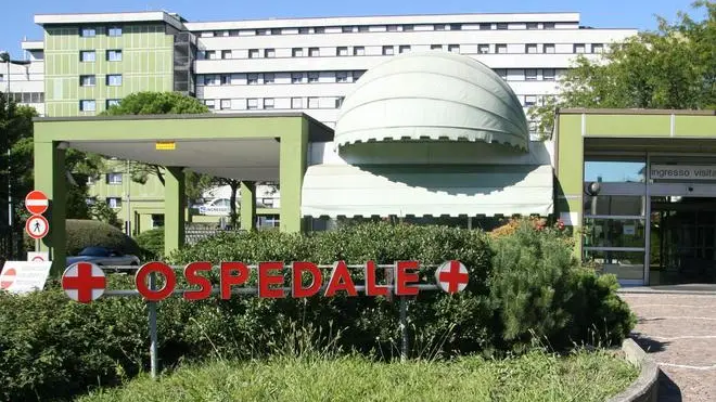 L'ospedale di Piove di Sacco, Padova, 11 settembre 2010. Perde il bimbo che aspettava da sette mesi e subisce l'asportazione dell'utero, dopo una drammatica doppia corsa in auto in ospedale, prima a Piove di Sacco e poi a Padova: ora la donna, 27 anni, di Campagna Lupia (Venezia), è in coma farmacologico, mentre la Procura ha aperto un'inchiesta per omicidio colposo. ANSA/DAVIDE BOLZONI
