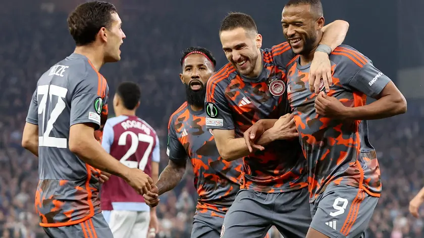 epa11315246 Ayoub El Kaabi (R) of Olympiacos celebrates with teammates after scoring the 2-3 lead from the penalty spot during the UEFA Europa League semi final, 1st leg match between Aston Villa and Olympiacos Piraeus in Birmingham, Britain, 02 May 2024. EPA/ADAM VAUGHAN