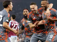 epa11315246 Ayoub El Kaabi (R) of Olympiacos celebrates with teammates after scoring the 2-3 lead from the penalty spot during the UEFA Europa League semi final, 1st leg match between Aston Villa and Olympiacos Piraeus in Birmingham, Britain, 02 May 2024. EPA/ADAM VAUGHAN