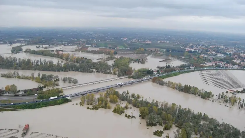- Il fiume Piave in piena nella foto scattata dai vigili del fuoco
