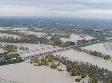 - Il fiume Piave in piena nella foto scattata dai vigili del fuoco