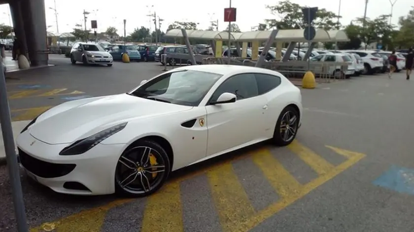 La Ferrari parcheggiata nella piazzola riservata ai disabili al centro commerciale “Il Continente"