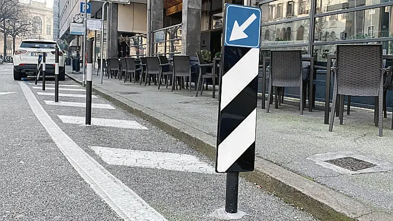 I paletti contro il parcheggio selvaggio davanti a Baessato a Padova