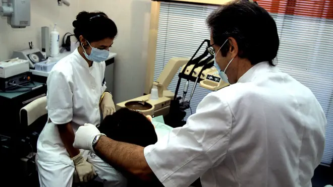 20091219 - ROMA - FIN - SANITA': FALSI DENTISTI; 15.000 ABUSIVI, BUSINESS DA 720 MLN. Una foto di archivio di un dentista al lavoro. Sono circa 15.000 in Italia i falsi dentisti, con un giro d'affari stimato pari a 720 milioni incassati in nero all'anno su un totale di 7,2 milioni di cure. In Italia è in aumento il fenomeno degli odontoiatri abusivi, che senza averne titolo eseguono otturazioni, devitalizzazioni e addirittura delicatissime operazioni. E' quanto emerge dai dati resi noti oggi dai Nas, in una conferenza stampa organizzata dalla commissione Albo odontoiatri (Cao). GIUSEPPE GIGLIA/ANSA /DC