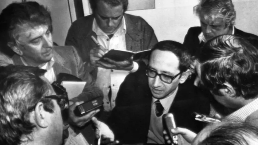 Il sostituto procuratore Pietro Calogero con i giornalisti nell'ambito dell'operazione Digos su 'Autonomia Operaia' a Padova il 16 aprile 1979. Per Calogero, il magistrato autore dell'inchiesta 7 aprile, "é contrario all'obiettività storica" un parallelo tra le violenze studentesche e le forme di illegalità di oggi e la vasta operazione che nella primavera del '79 decapito' Autonomia Operaia. ANSA