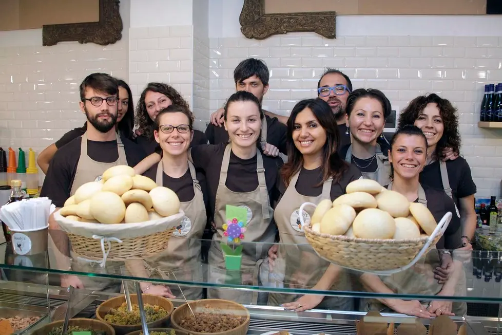 ZUPO - APERTURA LOCALE VEGANO. LA TITOLARE ATI SAFADI (SECONDA DA DESTRA)