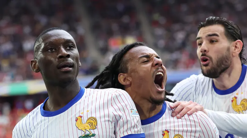 epa11450694 Randal Kolo Muani (L) of France celebrates scoring the opening goal during the UEFA EURO 2024 Round of 16 soccer match between France and Belgium, in Dusseldorf, Germany, 01 July 2024. EPA/GEORGI LICOVSKI