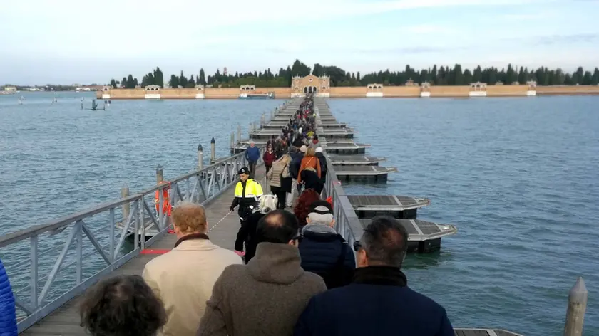 Interpress/Gf.Tagliapietra. 01.11.19.- Grande affluenza al ponte votivo per il cimitero.