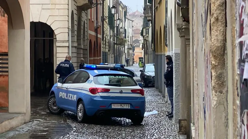 La polizia in via Patriarcato dopo la caduta mortale (foto Agenzia Bianchi)
