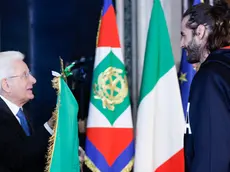 Il Presidente della Repubblica Sergio Mattarella (S) e Gianmarco Tamberi durante la cerimonia di restituzione della Bandiera degli atleti italiani di ritorno dai Giochi Olimpici e Paralimpici di Parigi 2024, Quirinale, Roma 23 settembre 2024. ANSA/FABIO FRUSTACI