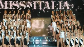 Sopra Fabrizio Del Noce direttore di Raifiction A sinistra le 60 finaliste del concorso