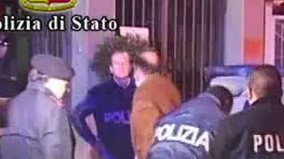 Un frame del video rilasciato dalla Polizia di Stato, stamani 02 dicembre 2010, in merito ad una imponente operazione antimafia e antiracket a Caltanissetta. L'operazione, denominata ''Redde Rationem'' (resa dei conti), coinvolge ''picciotti'' ed esponenti locali di ''Cosa Nostra'' ma anche alcuni boss delle altre ''famiglie'' di Gela, Riesi, Mazzarino, Canicatti', Misilmeri, con cui erano in stretto collegamento. Rilevante il contributo fornito alle indagini da sei collaboratori di giustizia. ANSA/POLIZIA DI STATO EDITORIAL USE ONLY - NO SALES