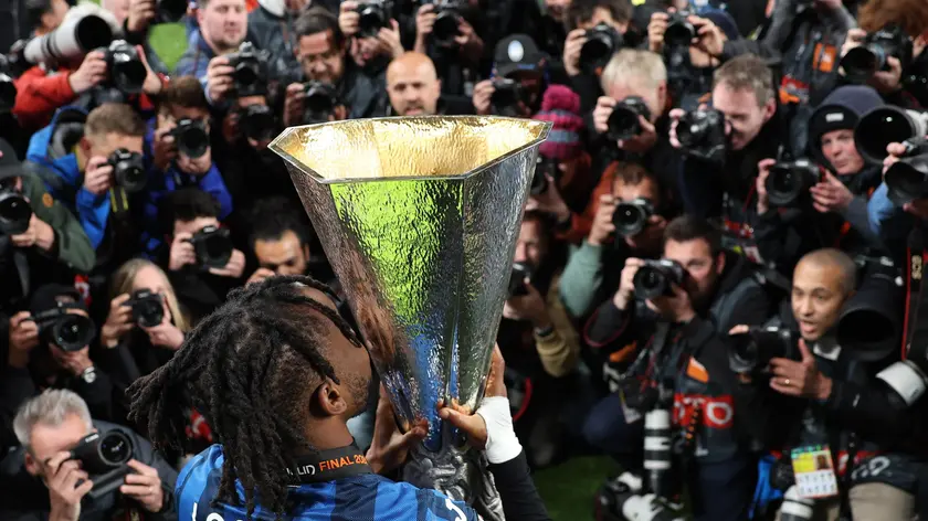 epa11361721 Ademola Lookman of Atalanta poses for photos with the trophy after winning the UEFA Europa League Final soccer match of Atalanta BC against Bayer 04 Leverkusen, in Dublin, Ireland, 22 May 2024. EPA/ADAM VAUGHAN