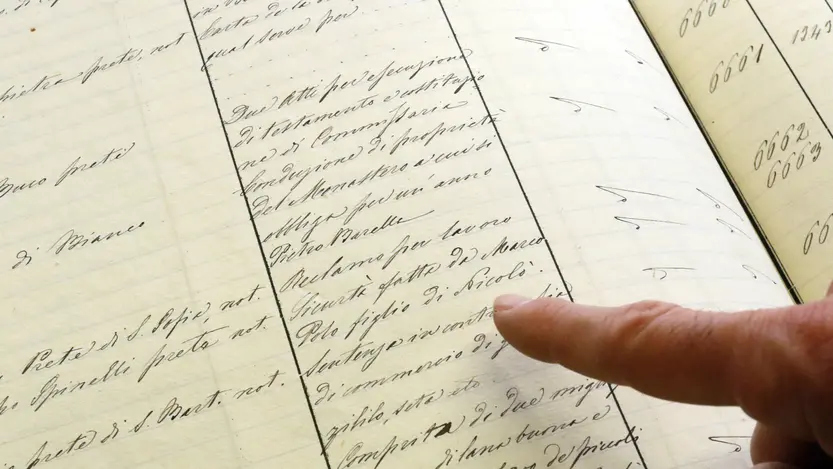 BORGHESI . AG.FOTOFILM . TREVISO ARCHVIO DI STATO, DOCUMENTO DI MARCO POLO, IN FOTO IL DIRETTORE ANTONIO BRUNO